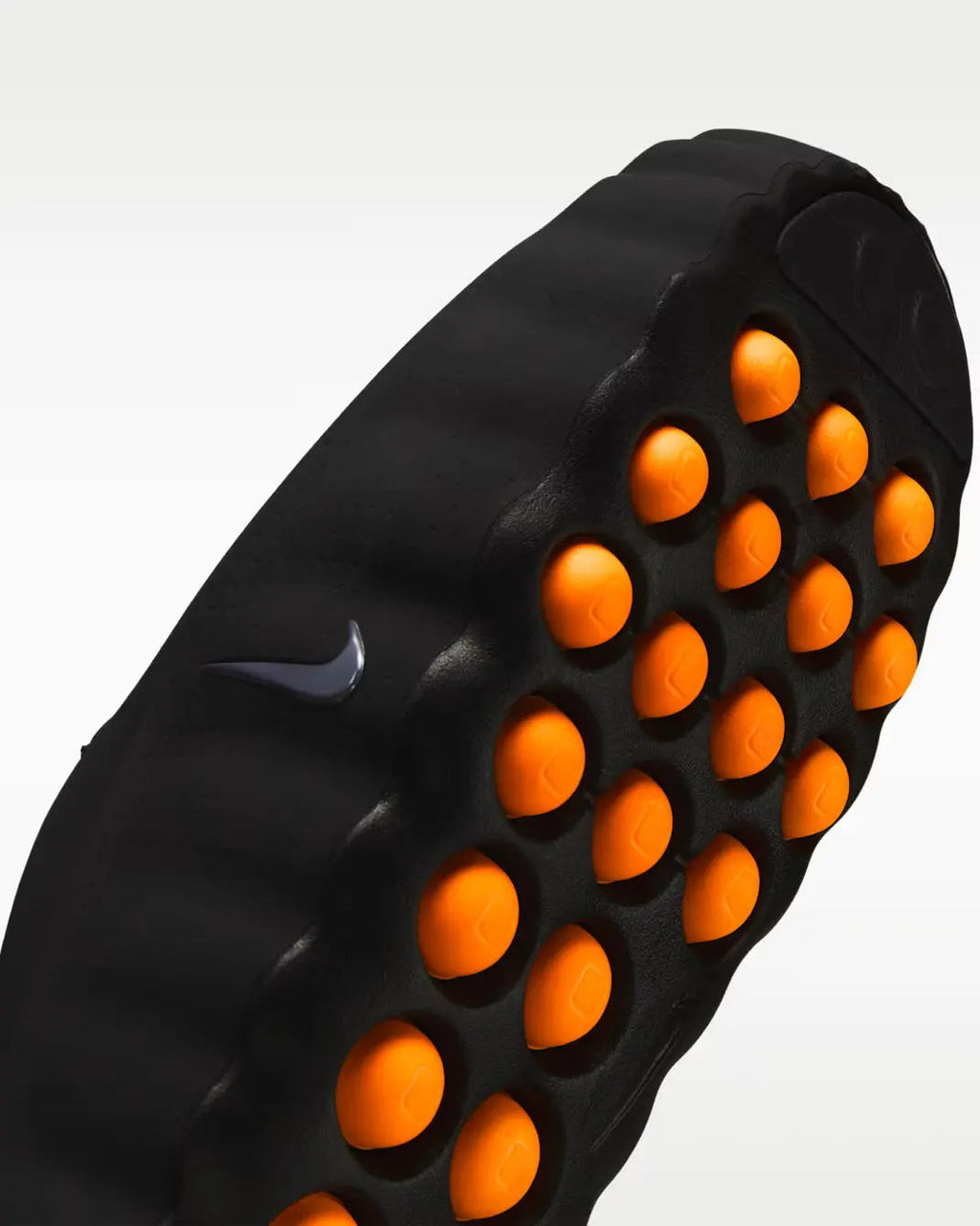 Nike Mind 001 Noir Hyper Cramoisi — vue trois quarts avant