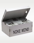 Nike Mind 001 Noir Hyper Cramoisi — détail laçage grands nœuds signature